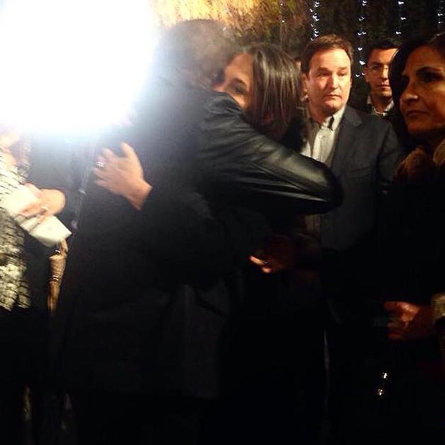 Carlos Villagran vai à homenagem para Bolaños e abraça Florinda Meza