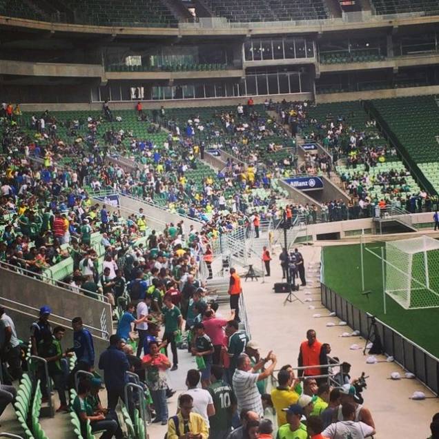 O público no primeiro jogo teste: 10 000 ingressos foram distribuídos entre torcedores O público no primeiro jogo teste: 10 000 ingressos foram distribuídos entre torcedores