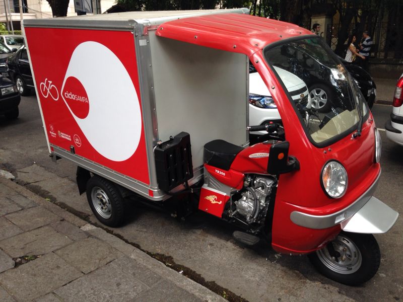 Veículo que faz o trasnporte das bikes entre as estações Veículo que faz o trasnporte das bikes entre as estações