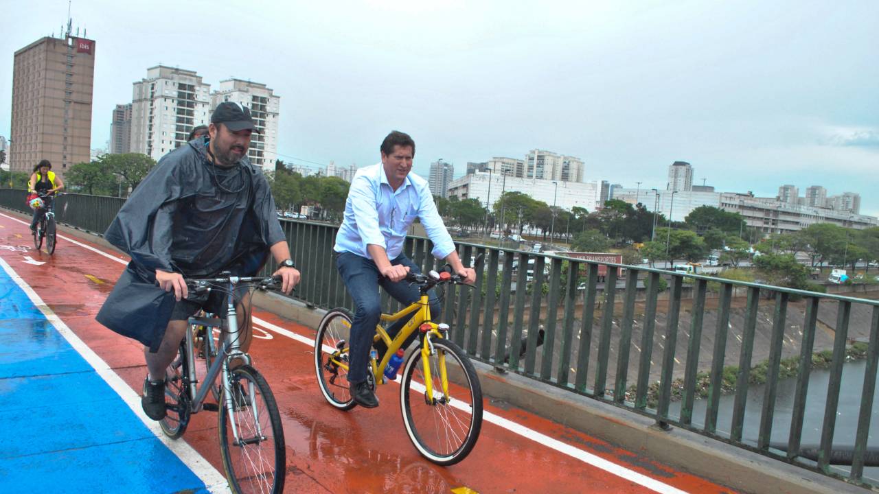 Ciclovia em lombofaixa, na Ponte da Casa Verde