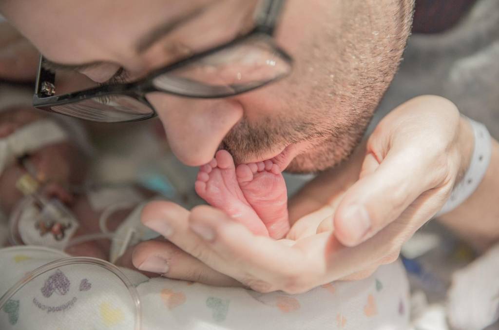 Pai toca Beatles para filho à beira da morte