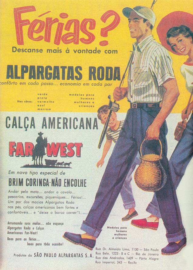 Família feliz: vestimenta de tipo estrangeiro Família feliz: vestimenta de tipo estrangeiro