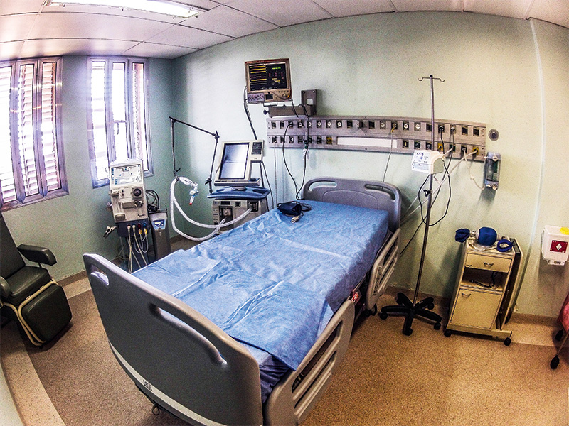 Um dos dezessete quartos do hospital: vinte equipes treinadas para emergências