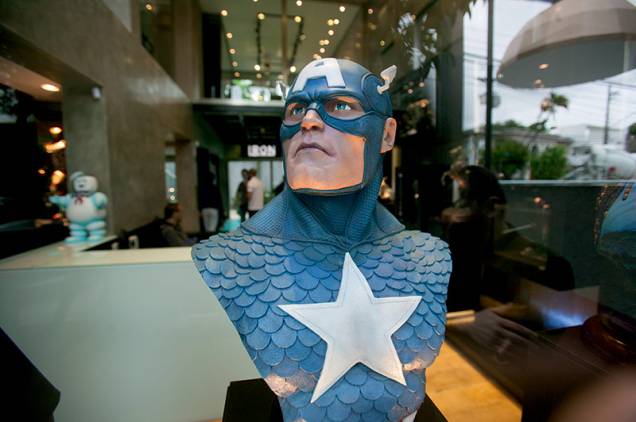 Busto do Capitão América com o uniforme original dos quadrinhos Busto do Capitão América com o uniforme original dos quadrinhos