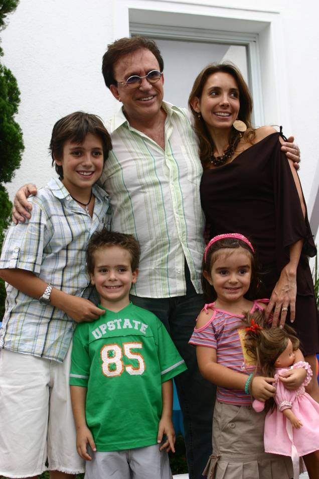 Moacyr Franco com Daniela e os filhos, João Vitor, Domenico e Ana Helena, na festa em 2006. Moacyr Franco com Daniela e os filhos, João Vitor, Domenico e Ana Helena, na festa em 2006.