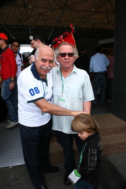 Roger Abdelmassih e Washington Olivetto com o filho, Théo, no GP Brasil de F-1, no Autódromo de Interlagos, em 2008 Roger Abdelmassih e Washington Olivetto com o filho, Théo, no GP Brasil de F-1, no Autódromo de Interlagos, em 2008