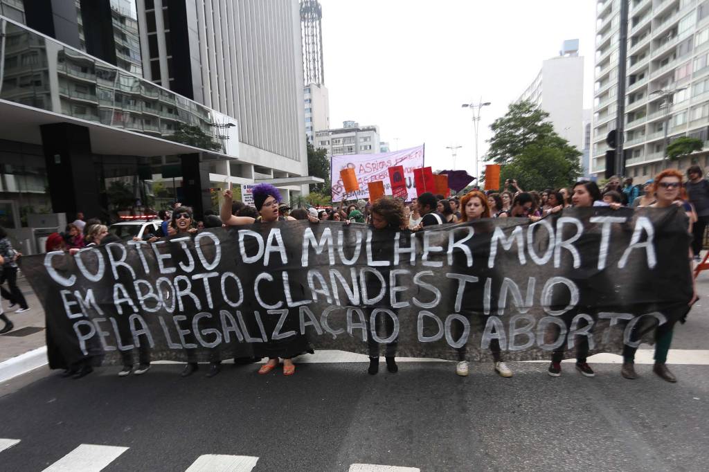 Cerca de 100 pessoas protestam no Masp pela legalização do aborto