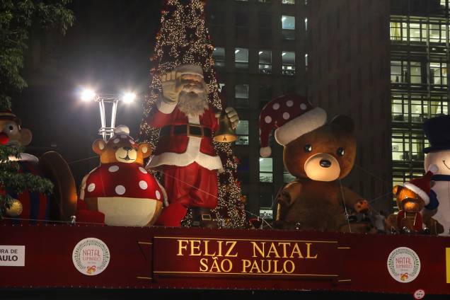 Papai Noel gigante tem nove metros de altura Papai Noel gigante tem nove metros de altura