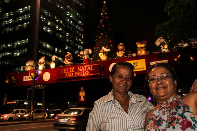 As pedagogas Ana Maria, de 62 anos, e Lucia Balbuni, de 40, esperavam desde as 16h As pedagogas Ana Maria, de 62 anos, e Lucia Balbuni, de 40, esperavam desde as 16h