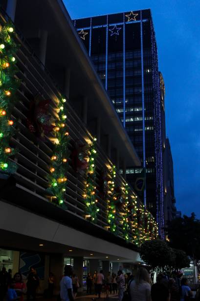Conjunto Nacional tamb&eacute;m est&aacute; decorado com luzes