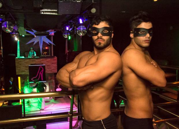 Novo “clube das mulheres” faz leilão de homens
