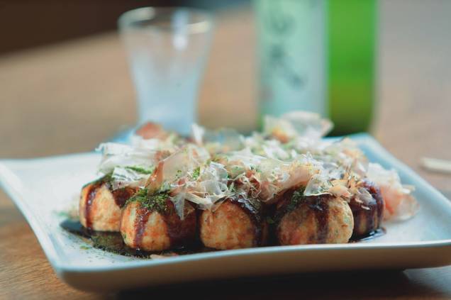Os bolinho de polvo oferecidos no Izakaya Issa Os bolinho de polvo oferecidos no Izakaya Issa