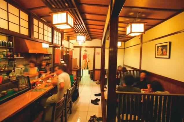 O tradicional salão do Izakaya Issa O tradicional salão do Izakaya Issa
