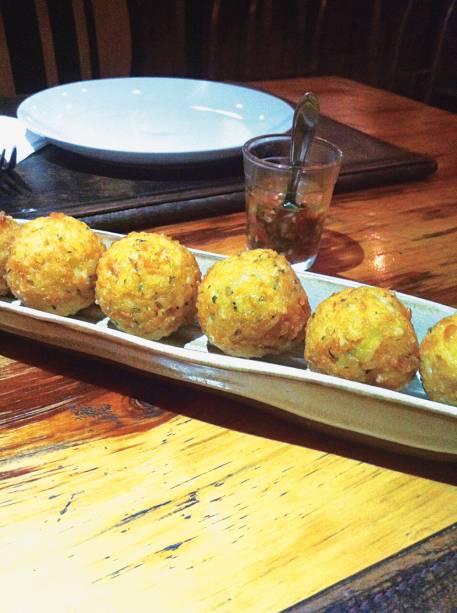 O quitute leva um toque do chef Diego Belda, titular dos fogões. Vem perfumado compequi, o fruto da árvore do cerrado. Muito saboroso, chega à mesa em porção de seisunidades (R$ 16,00). O quitute leva um toque do chef Diego Belda, titular dos fogões. Vem perfumado compequi, o fruto da árvore do cerrado. Muito saboroso, chega à mesa em porção de seisunidades (R$ 16,00).