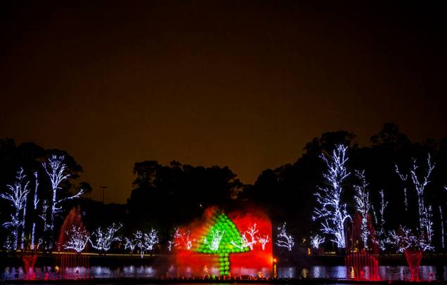 Árvore de Natal é projetada nas águas da fonte multimídia do Ibirapuera Árvore de Natal é projetada nas águas da fonte multimídia do Ibirapuera