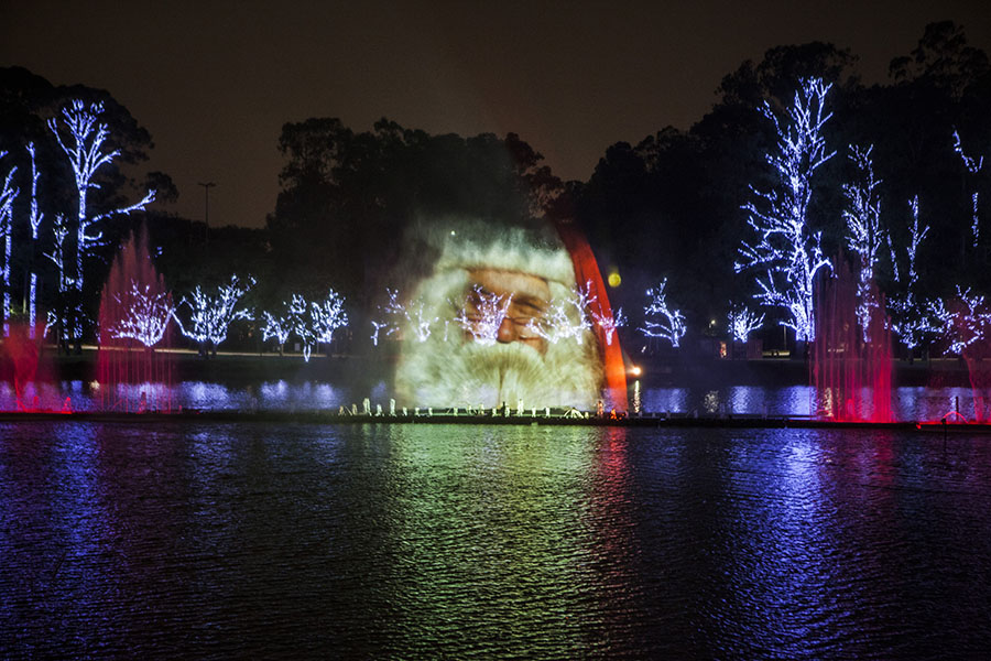 Papai Noel aparece durante projeção na fonte multimídia do Ibirapuera