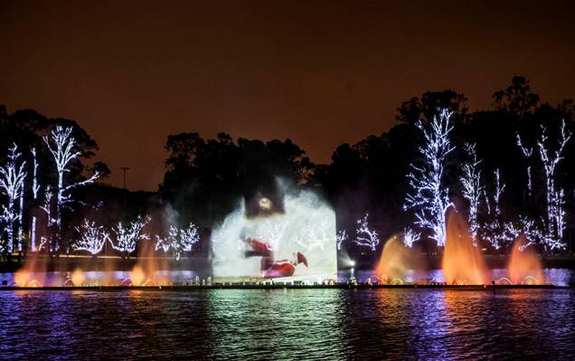 Canções natalinas como <em>Noite Feliz</em> embalam o show multimídia da fonte do Ibirapuera Canções natalinas como <em>Noite Feliz</em> embalam o show multimídia da fonte do Ibirapuera