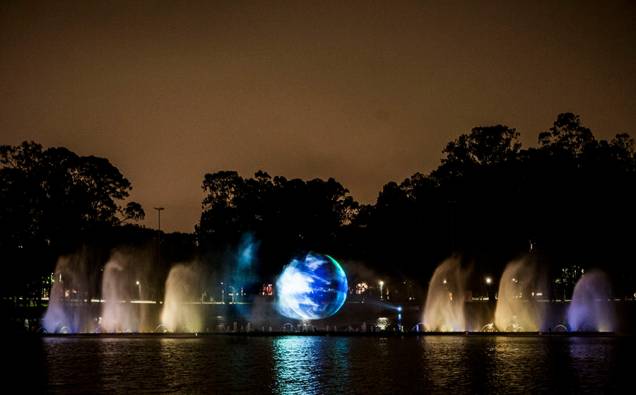 Representação da Terra é projetada nas águas da fonte multimídia do Ibirapuera Representação da Terra é projetada nas águas da fonte multimídia do Ibirapuera