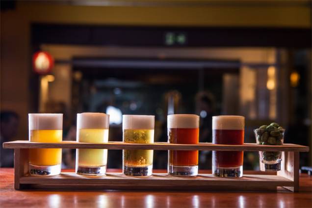 Bateu a indecisão? Peça a degustação de cinco chopes da Cervejaria Ideal, que chega à mesa com copinhos de 100 mililitros Bateu a indecisão? Peça a degustação de cinco chopes da Cervejaria Ideal, que chega à mesa com copinhos de 100 mililitros