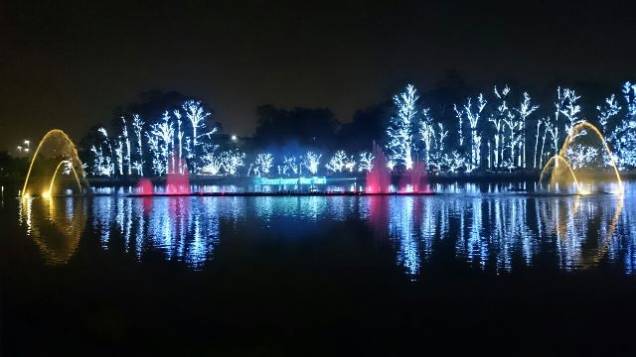 Luzes no parque Ibirapuera atrai paulistanos da cidade para assistirem a apresentção Luzes no parque Ibirapuera atrai paulistanos da cidade para assistirem a apresentção