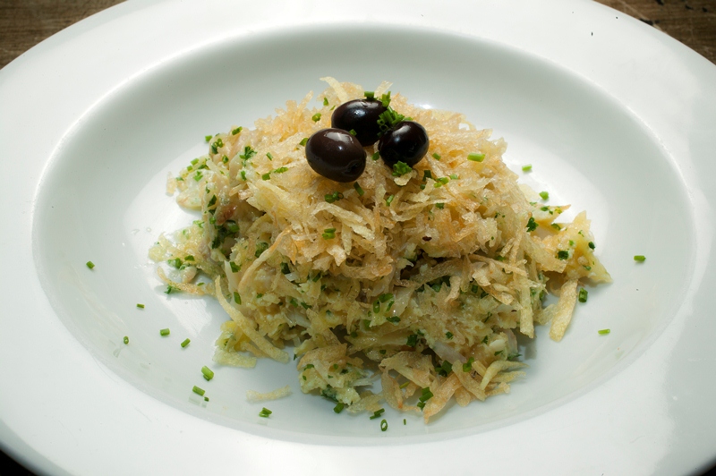 Bacalhau dourado feito em lascas misturadas com ovo e batata palha crocante