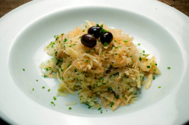 Bacalhau dourado feito em lascas misturadas com ovo e batata palha crocante Bacalhau dourado feito em lascas misturadas com ovo e batata palha crocante