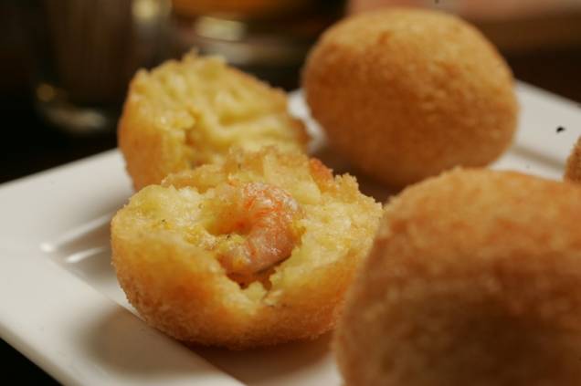 Os bolinhos de camarão são feitos com massa de mandioca Os bolinhos de camarão são feitos com massa de mandioca