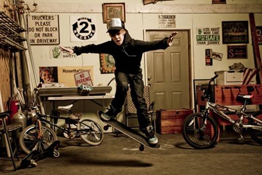 Radical: Justin costuma ser visto andando em aeroportos de skate. O Hard Rock Caf&eacute; colocou em maio um dos skates do astro em uma exposi&ccedil;&atilde;o itinerante nos EUA