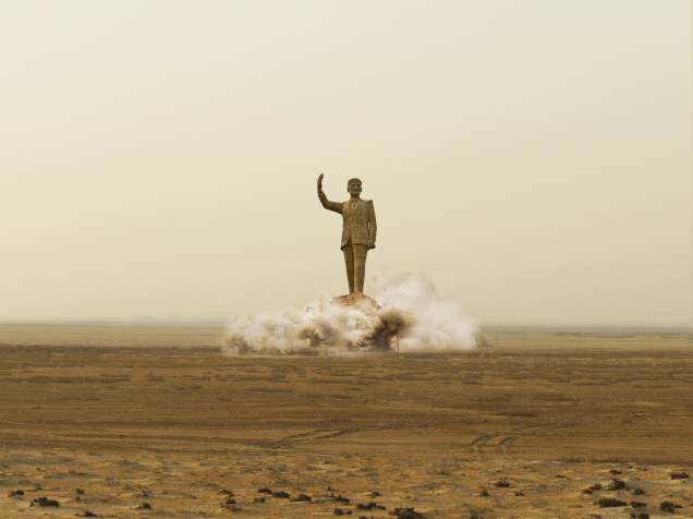 Pipe Dreams, 2012, de Ali Cherri, Líbano: Em vídeo, artista apresenta um diálogo entre o ditador Hafez-al-Assad, pai de Bashar al-Assad, da Síria, e um astronauta. Trabalho fala sobre questões políticas no Oriente Médio Pipe Dreams, 2012, de Ali Cherri, Líbano: Em vídeo, artista apresenta um diálogo entre o ditador Hafez-al-Assad, pai de Bashar al-Assad, da Síria, e um astronauta. Trabalho fala sobre questões políticas no Oriente Médio