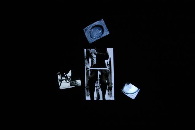 Njanga Wata, 2010, de Em´kal Eyongakpa, Camarões: instalação utiliza fotografia, vídeo e escultura, debatendo a cultura do povo de Camarões Njanga Wata, 2010, de Em´kal Eyongakpa, Camarões: instalação utiliza fotografia, vídeo e escultura, debatendo a cultura do povo de Camarões