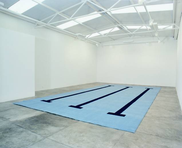Piscina, 2004, de João Loureiro, Brasil: um tapete de nylon azul claro, com faixas em azul escuro, que representam as raias de natação Piscina, 2004, de João Loureiro, Brasil: um tapete de nylon azul claro, com faixas em azul escuro, que representam as raias de natação