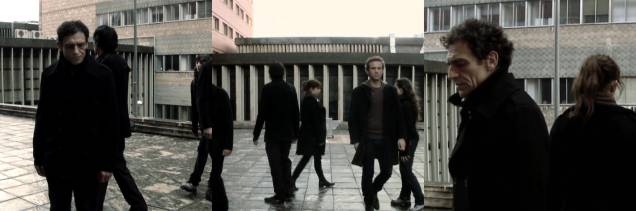 El Contorno, 2011, de Maya Watanabe, Peru: Vídeo composto por três longas tomadas, que mostram coreografias feitas por cinco pessoas El Contorno, 2011, de Maya Watanabe, Peru: Vídeo composto por três longas tomadas, que mostram coreografias feitas por cinco pessoas