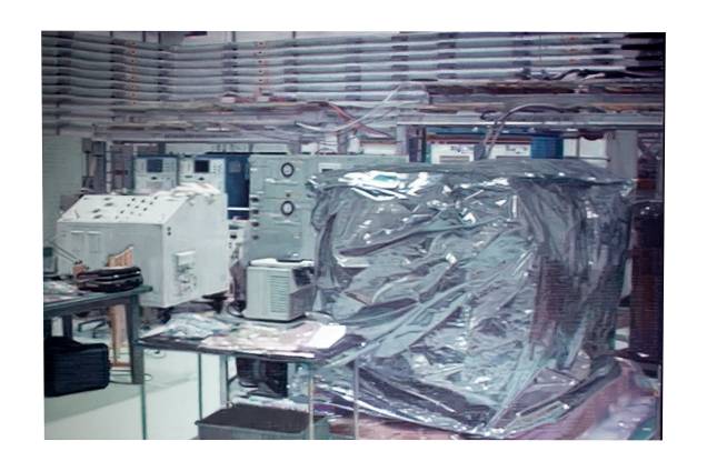 Sem título, 2010, Rafael Carneiro, Brasil: trabalho é uma pintura originada de imagens de câmeras de controle Sem título, 2010, Rafael Carneiro, Brasil: trabalho é uma pintura originada de imagens de câmeras de controle