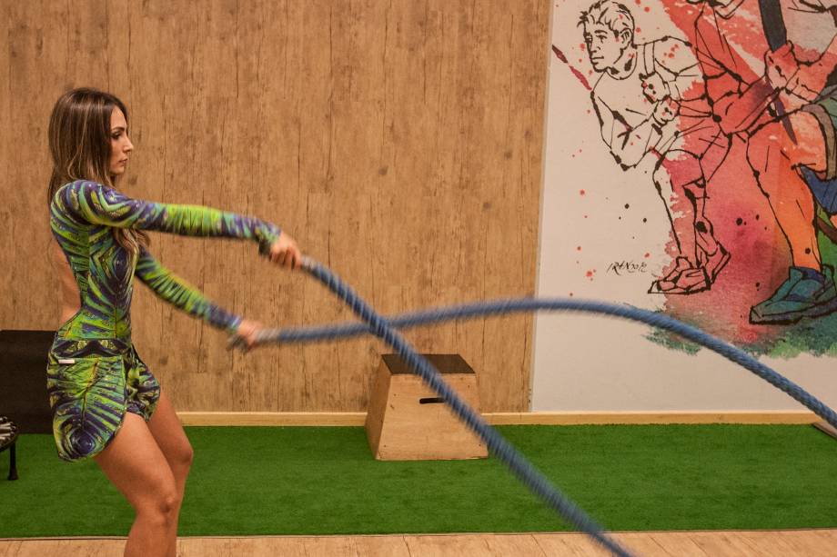Cordas navais (Rope Training): trabalha principalmente abdômen, peitoral, ombros, tríceps, bíceps e a resistência e potência de toda essa musculatura. Três séries de trinta repetições ou trinta segundos seguidos.