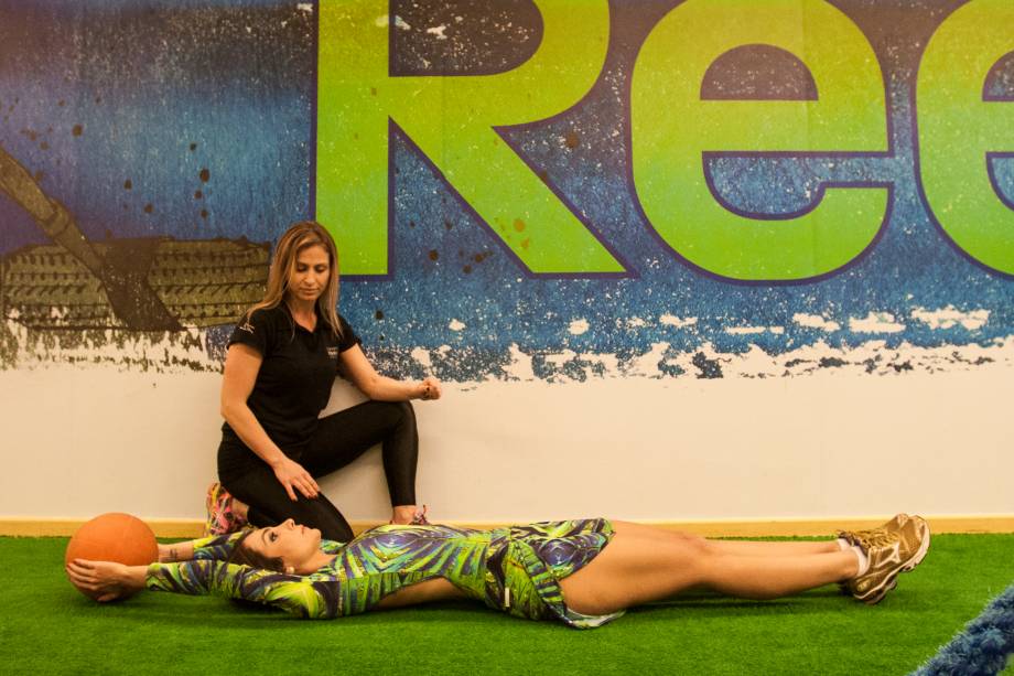 Abdominal com bola: usando um peso, eleve os braços para trás e deixe as pernas esticadas. Quatro séries de vinte repetições.