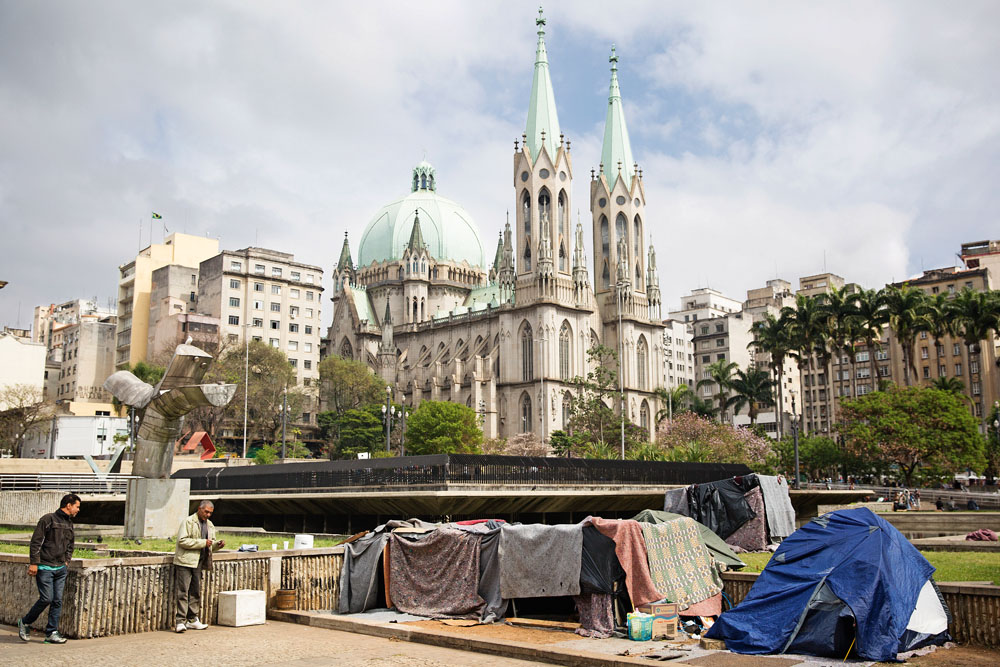 Barracas de moradores de rua se espalham por pontos da capital