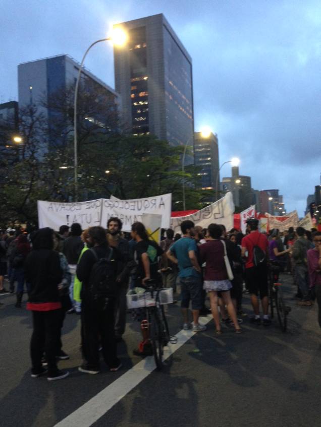 Manifestantes seguem para o Palácio dos Bandeirantes Manifestantes seguem para o Palácio dos Bandeirantes