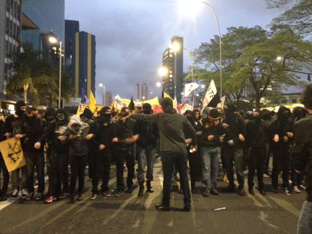 Manifestantes seguem para o Palácio dos Bandeirantes Manifestantes seguem para o Palácio dos Bandeirantes