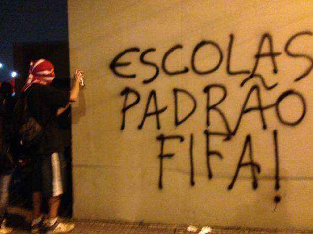 Manifestantes pedem melhorias na educação Manifestantes pedem melhorias na educação