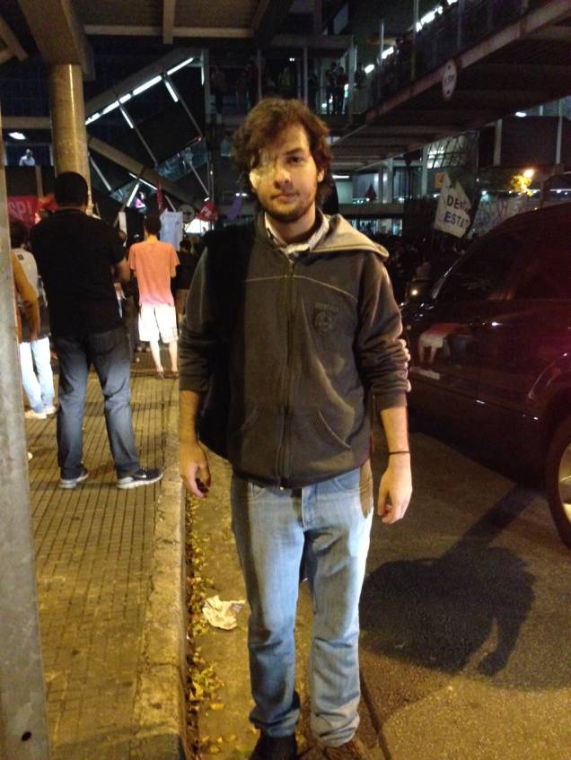O estudante Vitor Araújo também está no ato. Ele ficou cego após ser atingido por uma bomba de efeito moral em setembro O estudante Vitor Araújo também está no ato. Ele ficou cego após ser atingido por uma bomba de efeito moral em setembro