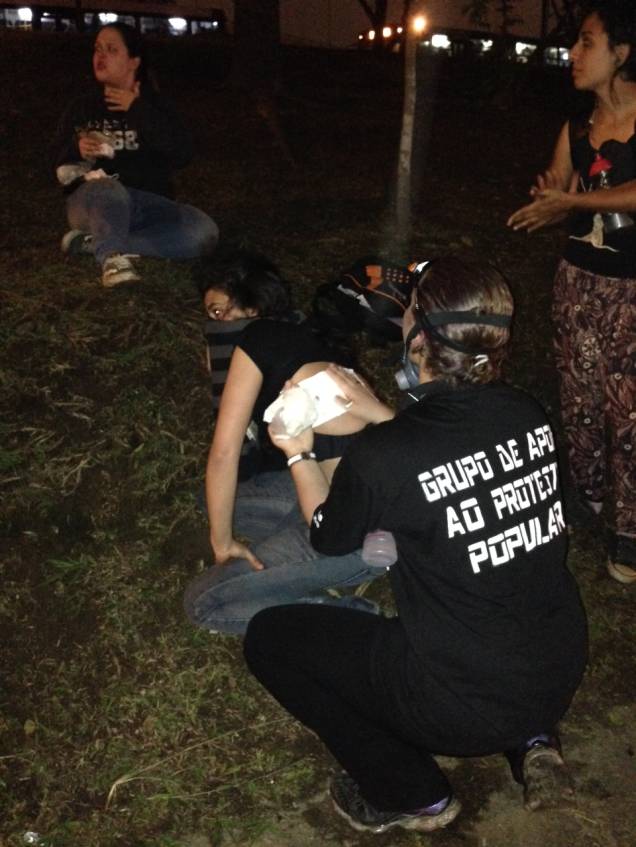 A estudante Laila foi atingida por uma bomba de gás em manifestação na Marginal Pinheiros - grupos de apoio ajudam A estudante Laila foi atingida por uma bomba de gás em manifestação na Marginal Pinheiros - grupos de apoio ajudam