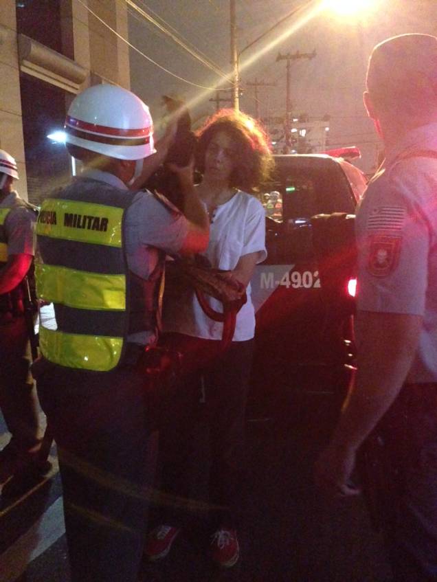 Policiais revistam todos que estão na altura da Vital Brasil após manifestações Policiais revistam todos que estão na altura da Vital Brasil após manifestações