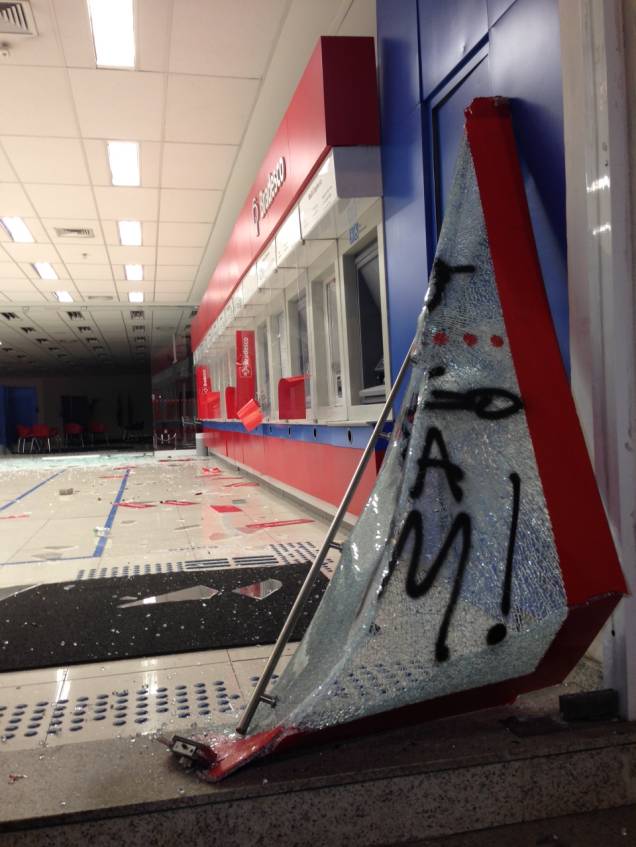 Agência do Bradesco quebrada após manifestação Agência do Bradesco quebrada após manifestação