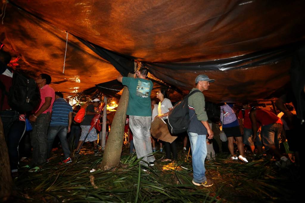 Manifestantes acampam perto da casa de Temer em Pinheiros