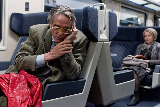 Night-Train-To-Lisbon - Um professor de latim (Jeremy Irons), quemora na Suíça, encontra o livro de umautor português e decide ir a Lisboa paradescobrir a identidade do escritor. A direçãoé de Bille August (A Casa dos Espíritos). Night-Train-To-Lisbon - Um professor de latim (Jeremy Irons), quemora na Suíça, encontra o livro de umautor português e decide ir a Lisboa paradescobrir a identidade do escritor. A direçãoé de Bille August (A Casa dos Espíritos).