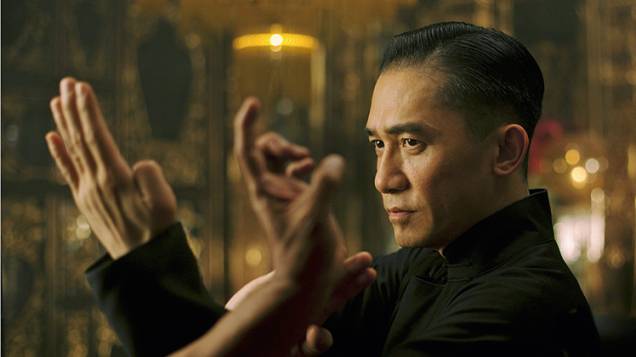 O Grande-Mestre - Representante de Hong Kong na corridapelo Oscar de melhor flme estrangeiro, acinebiografa traz à tona a vida e a carreirade Ip Man, mentor de Bruce Lee. Wong KarWai (Amor à Flor da Pele) é o diretor. O Grande-Mestre - Representante de Hong Kong na corridapelo Oscar de melhor flme estrangeiro, acinebiografa traz à tona a vida e a carreirade Ip Man, mentor de Bruce Lee. Wong KarWai (Amor à Flor da Pele) é o diretor.