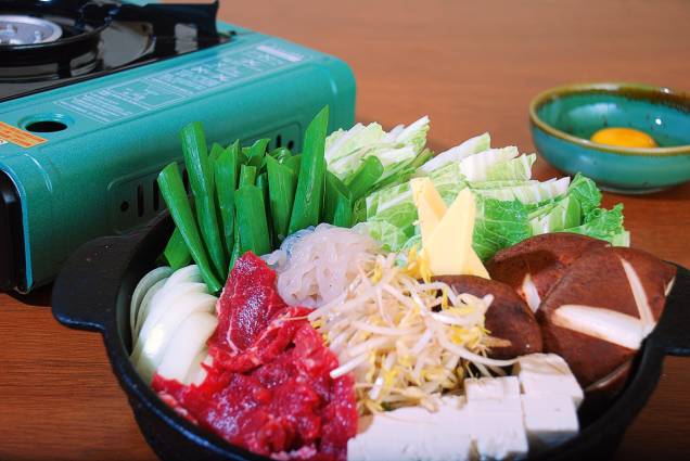 Quem prefere os sabores do Oriente pode ir de Sukiyaki, prato típico japonês servido no Sushi Kiyo Quem prefere os sabores do Oriente pode ir de Sukiyaki, prato típico japonês servido no Sushi Kiyo
