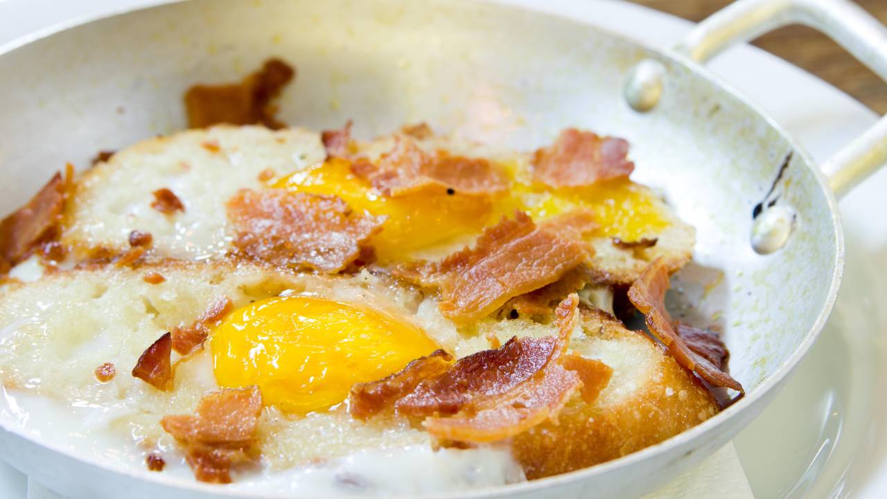 AK_Vila_bacon_HenriquePeron