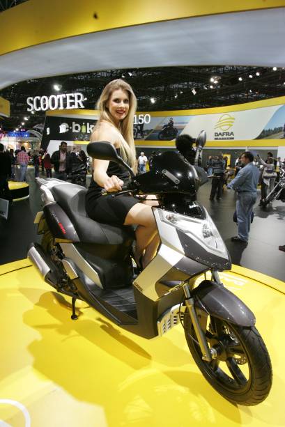 Modelos ficam nos estandes posando com as motos apresentadas no Salão Duas Rodas