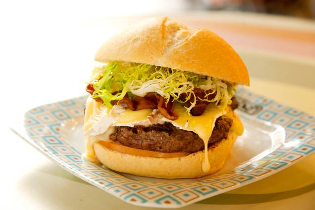 Hambúrguer leblon: composto de queijo camembert, bacon, tomate e alface frisée Hambúrguer leblon: composto de queijo camembert, bacon, tomate e alface frisée